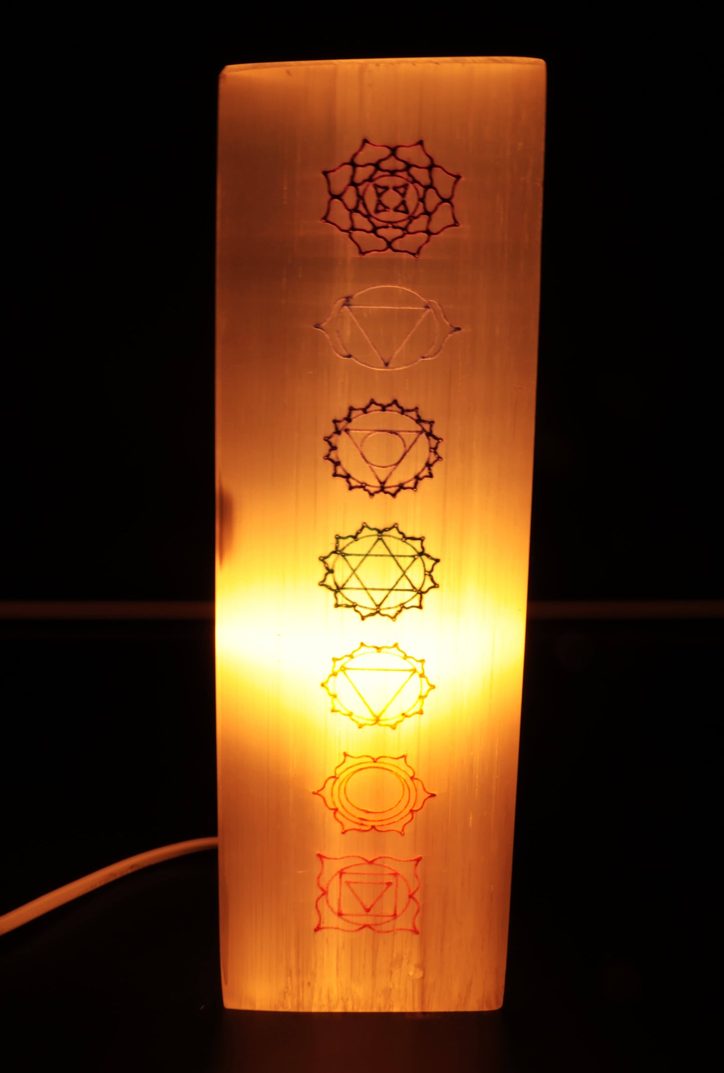 Lampe Sélénite Rectangle Gravée 25cm - 7 Chakras